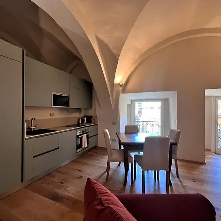 Torre Del Cavaliere Апартаменти *
